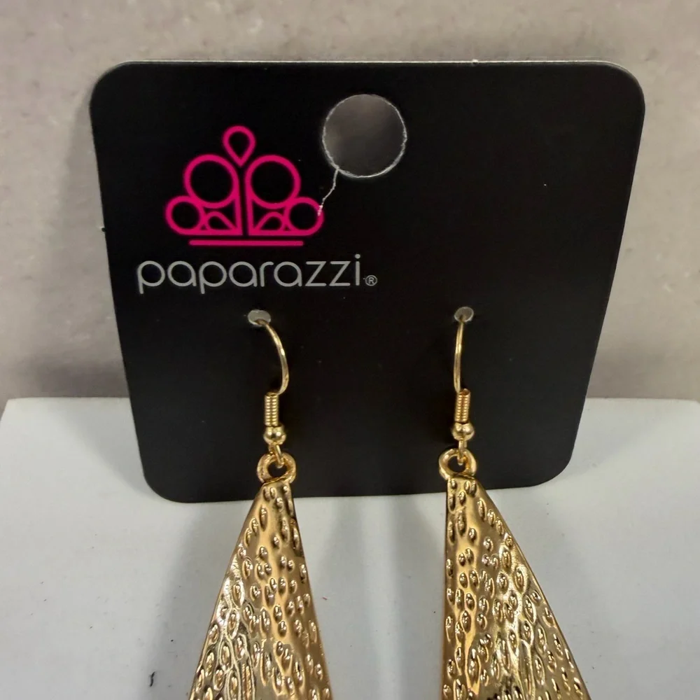 🩷5/$10🩷 Paparazzi Gold Textured Triangle Drop Earrings